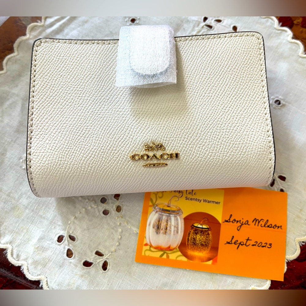 COACH MEDIUM CORNER ZIP WALLET F11484